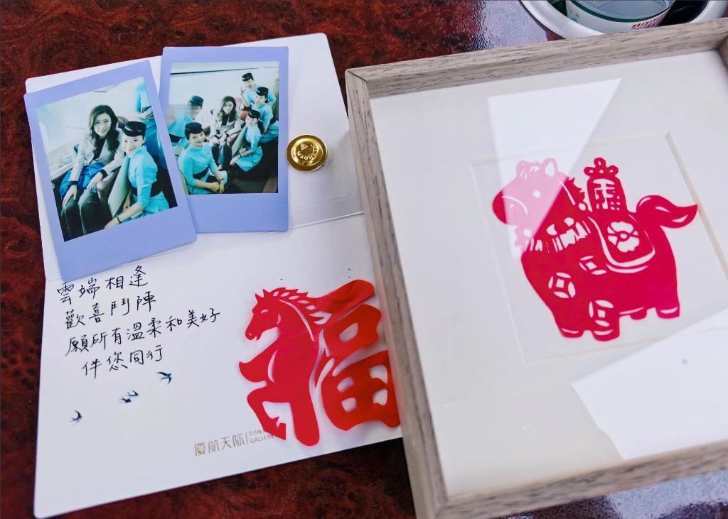 郑丽文从上海搭机去北京，机上巧遇5位台籍空姐，获赠珍贵礼物！今天下午，郑丽文结束