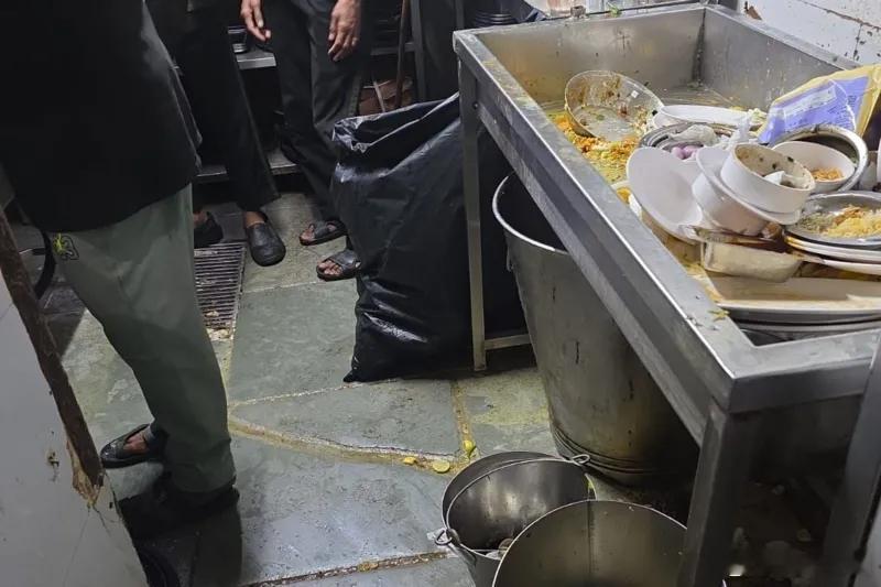 【印度一位食品安全官员成了社交媒体明星】（BBC）这些画面令人难以忽视。蟑螂在厨