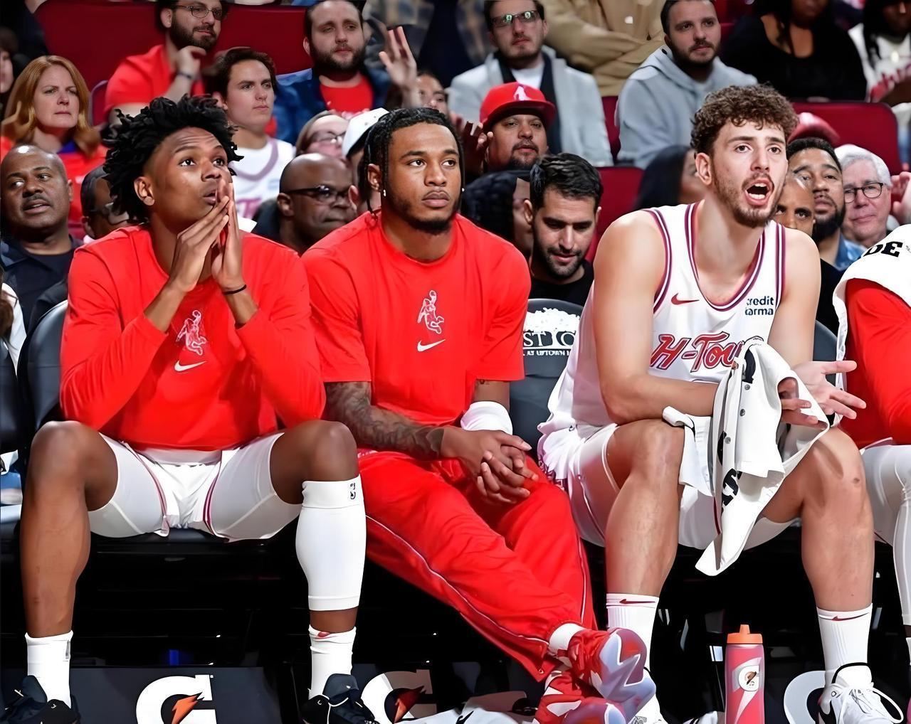 NBA赛场上的冲突再现，两人被直接夺权驱逐出场！没想到双方替补席的火气也这么大！