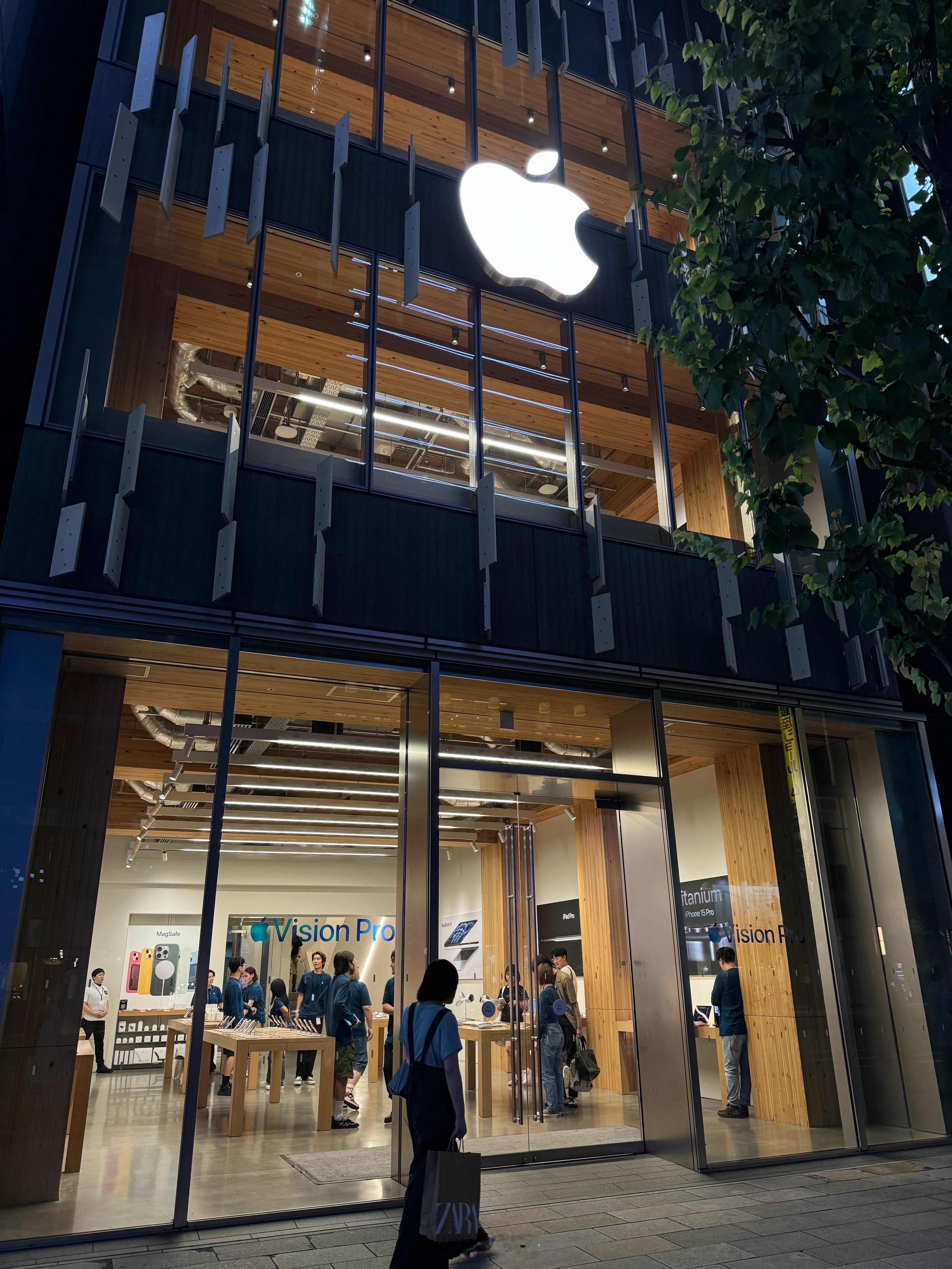 打卡Apple银座这设计风格怎么有点像宜家/无印良品了[doge]  ​​​
