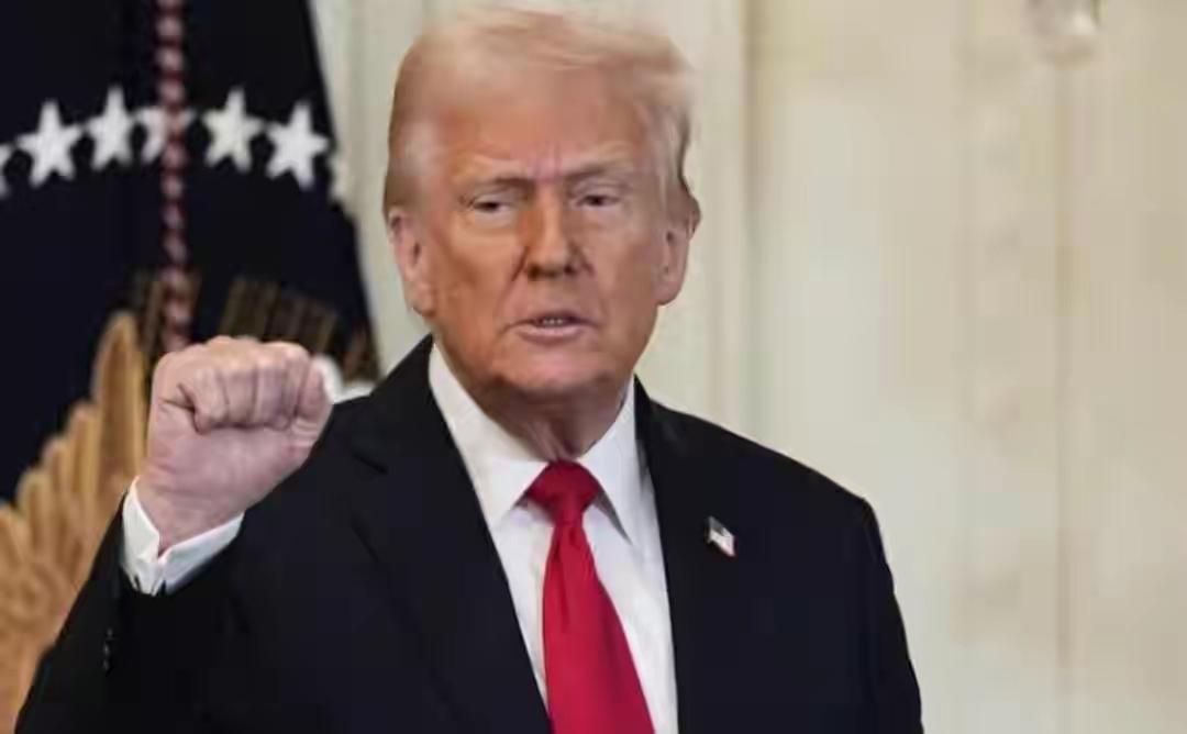 特朗普这盘棋下得有点急，中东火药桶眼瞅着就要炸了。美军司令布拉德前脚刚跟以色列总