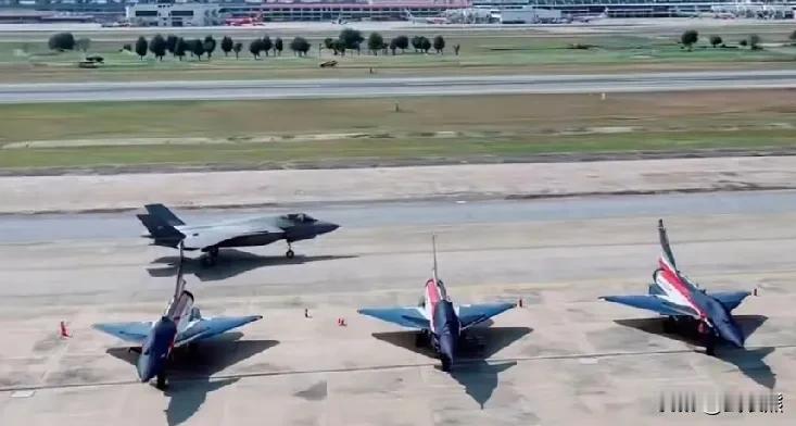 F-35与歼10直观对比，可以看出F-35是真胖啊
为了所谓三军通用，F-35总