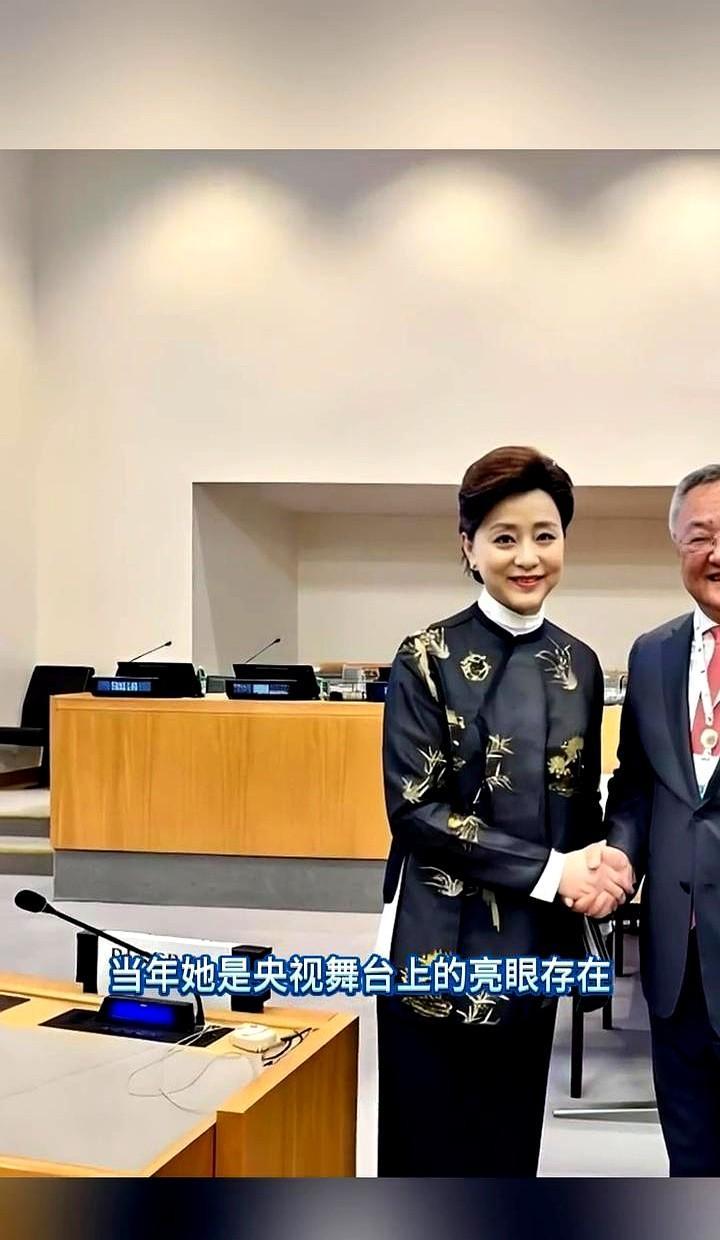 董卿的皱纹，成了国家教材里的封面照。
1.8个亿砸进农村小学，不是做节目，是真在