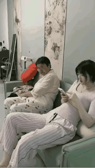 学好不容易，学坏一出溜（天津话）！
妈妈用上胶带虽然欠妥，其实就是表明态度和立规