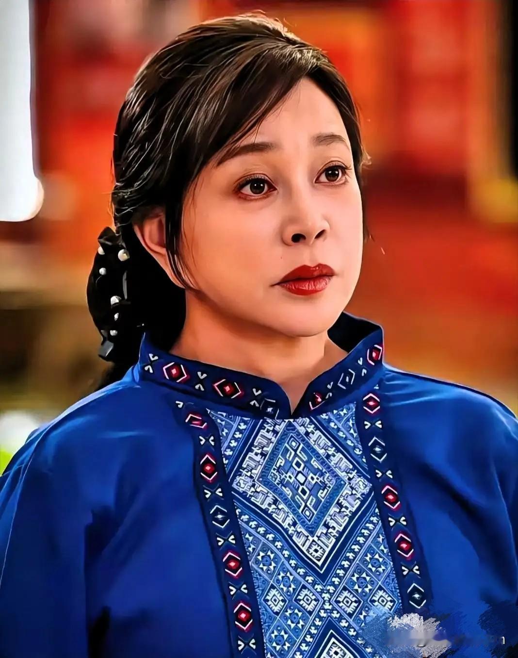 刘晓庆75岁了，前几日参加活动时摔倒了

起身时她幽默地说：“我第一个想到的是我