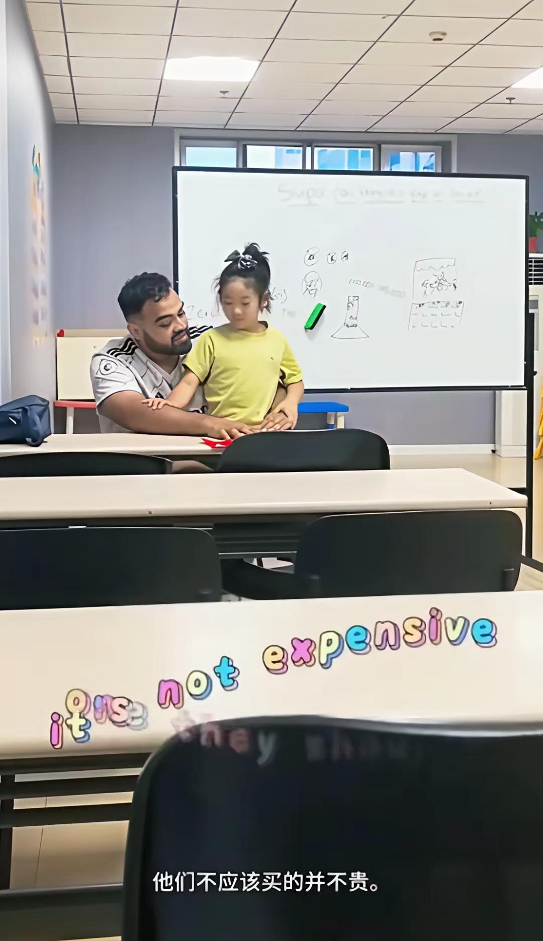 外语教学，一对一辅导，手把手教学，这位母亲一定是下了血本吧！还亲自在场陪着，如果
