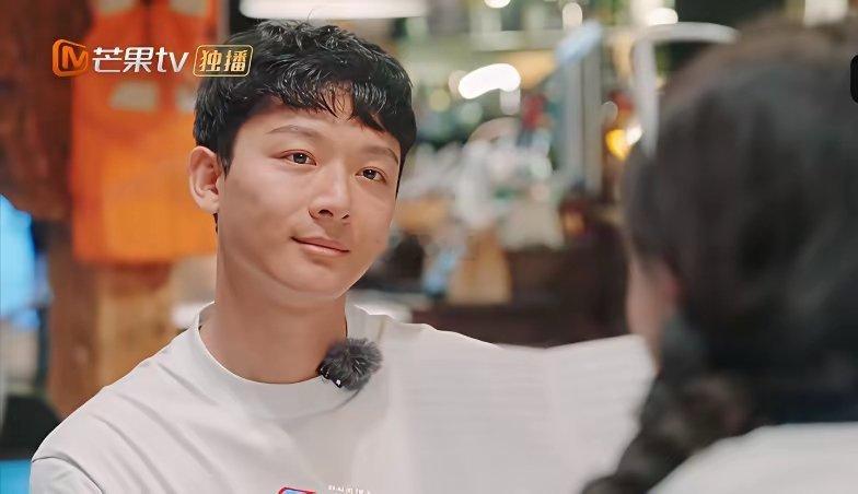 看完张晚意的剧后才发现他在《花少》确实有点不太讲究，反差有点大！节目中的他是卷毛