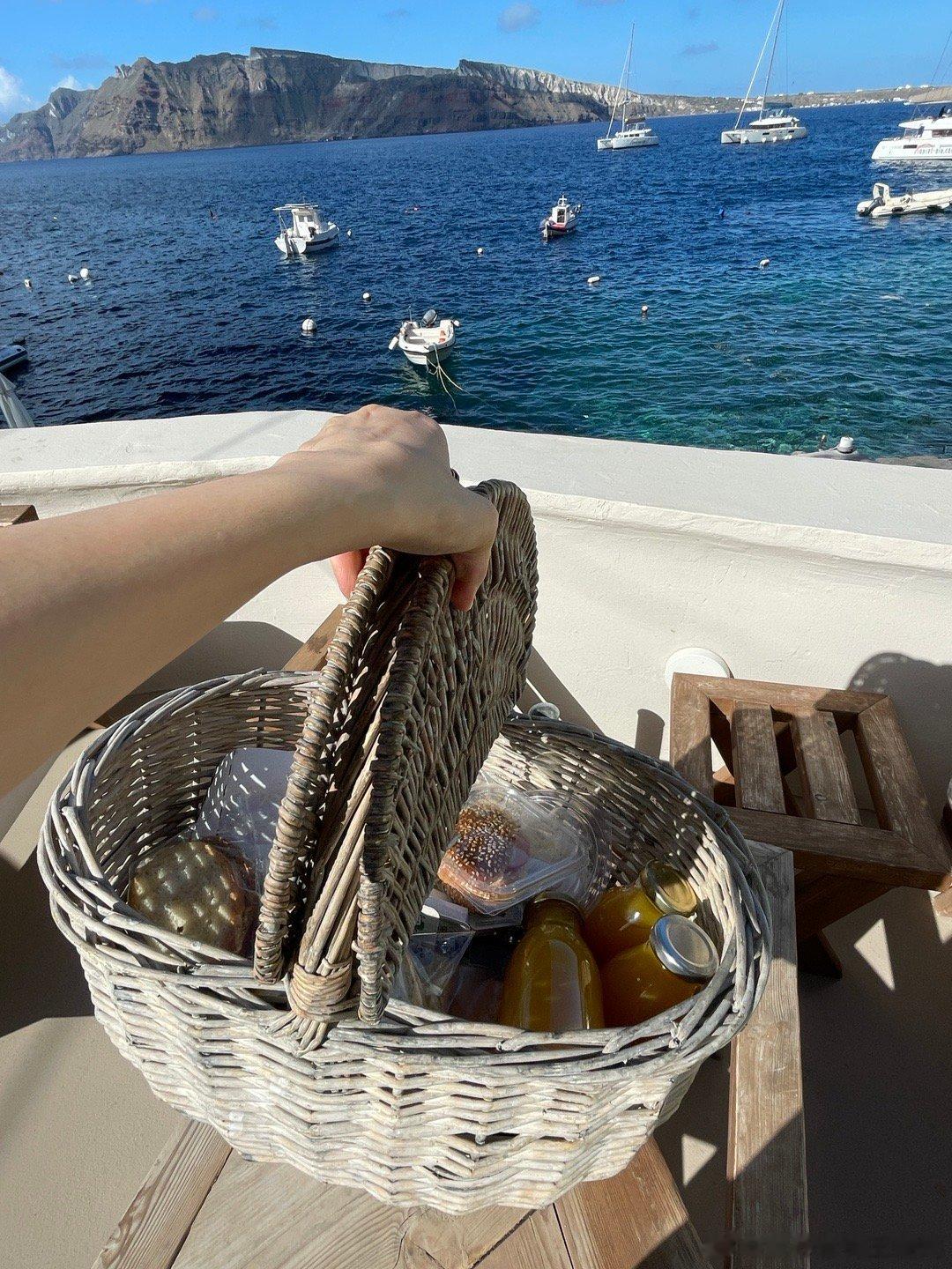 在地中海吃早餐🍳  全麦面包，鸡蛋，橙汁，菠菜，苹果～ Life is bea