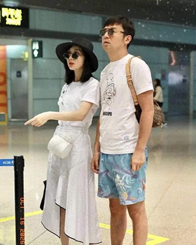 雷佳音携妻子看球被偶遇，造型放飞引热议