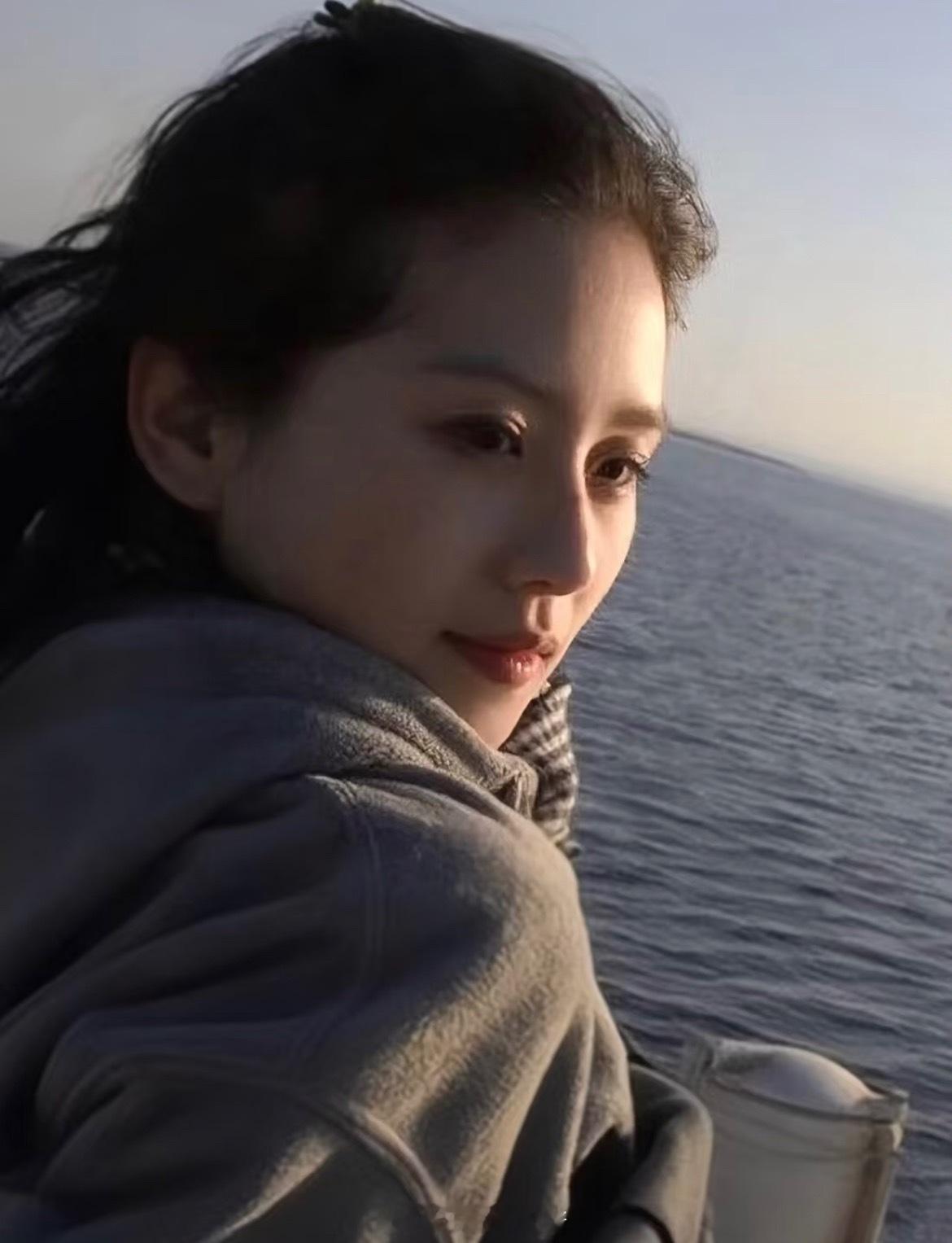 没想到刘诗诗的眉眼这么立体尤其图这个角度眼窝是真深邃 ​​​