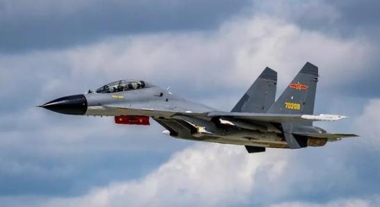 美国飞行员集体懵了！
美军侦察机在南海转悠时，迎面而来的中国战机总不是传说中的隐