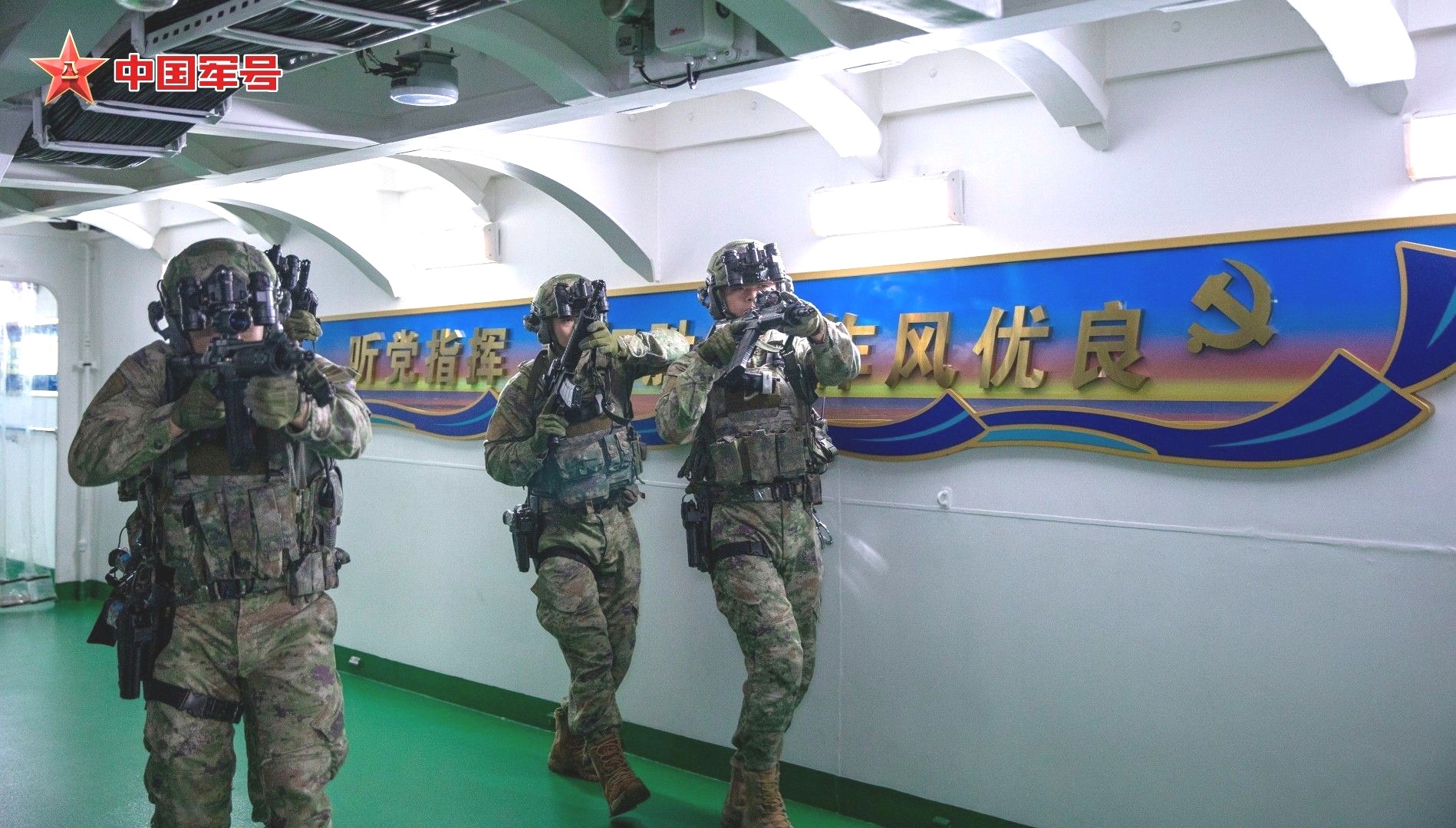 海军第48批护航编队随舰特战队员开展实战化训练 