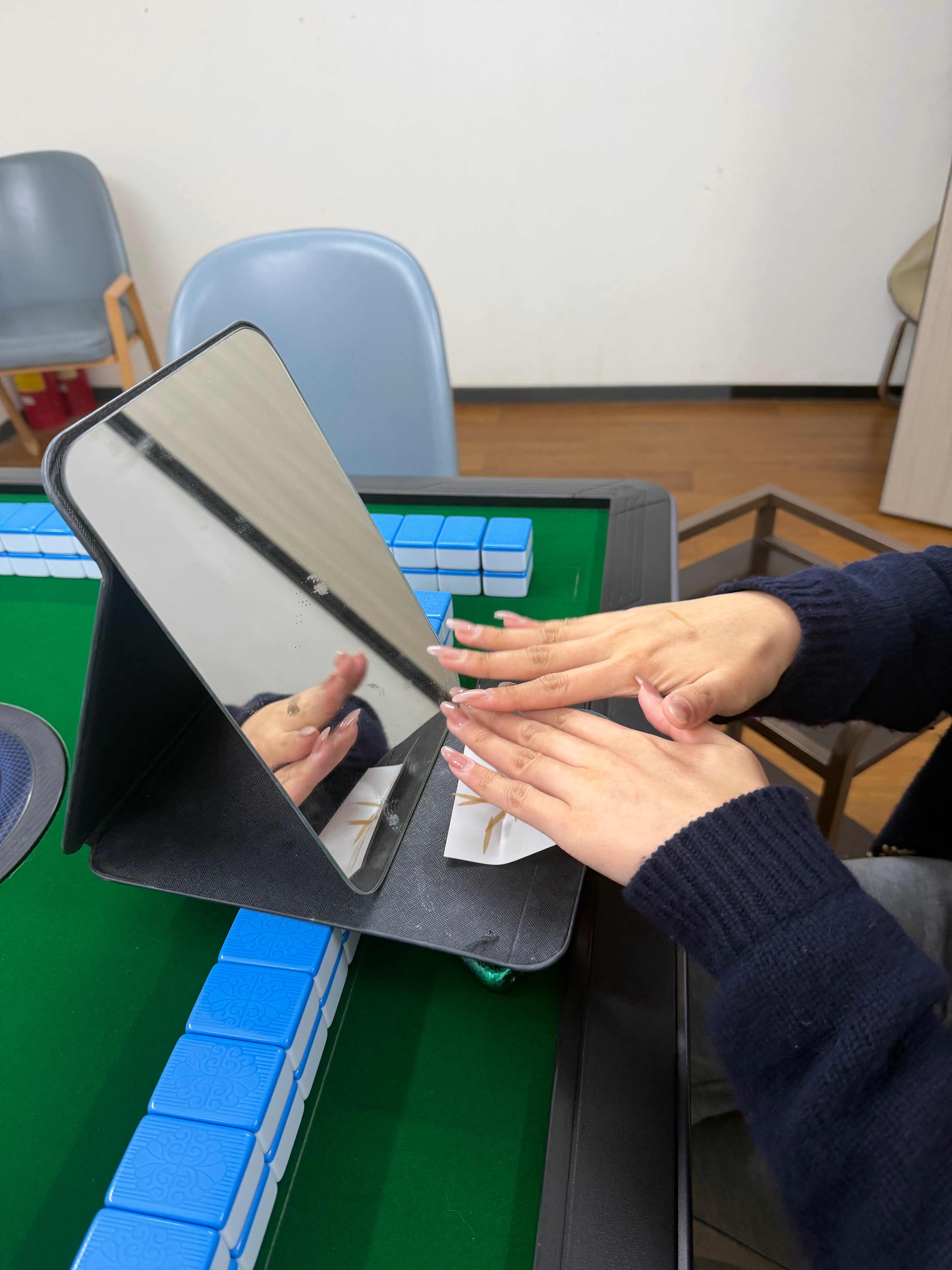 拿了kiki手机防止跑路酒比脸大一圈