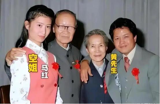 [微风]1982年，台湾起义飞行员黄植诚娶了空姐马红。8年后，马红找借口去了美国
