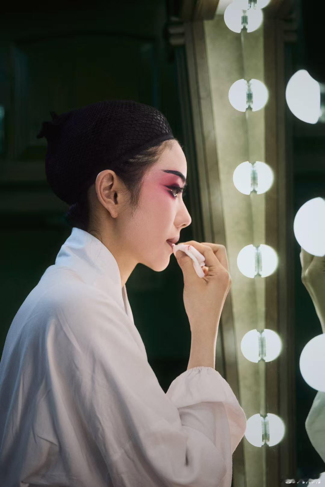 忆秦娥和秦腔he忆秦娥在戏台上眼里永远有光主角大结局恩师舍命相救的画面历历在目，