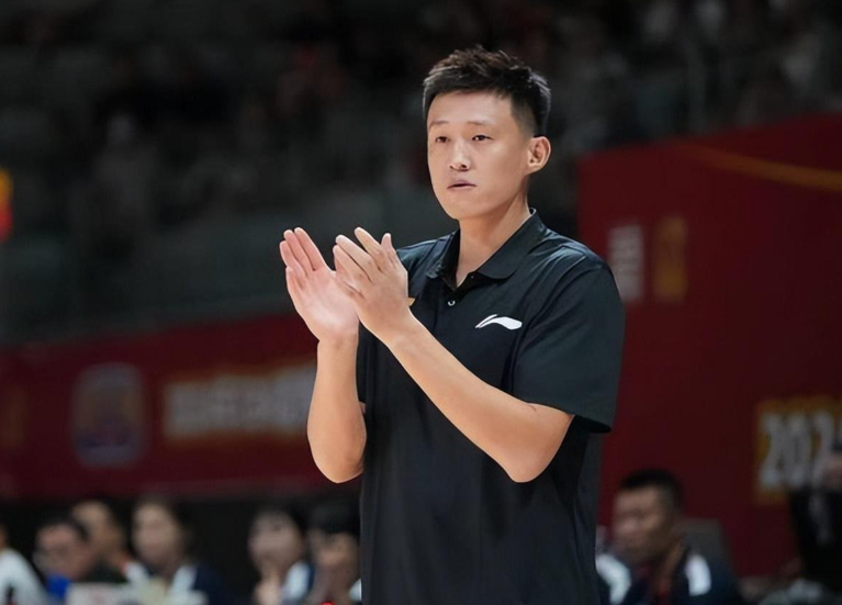 要么周队接任宏远队主教练吧，我觉得可以。在深圳队也算历练过了，宏远现在也有机会，