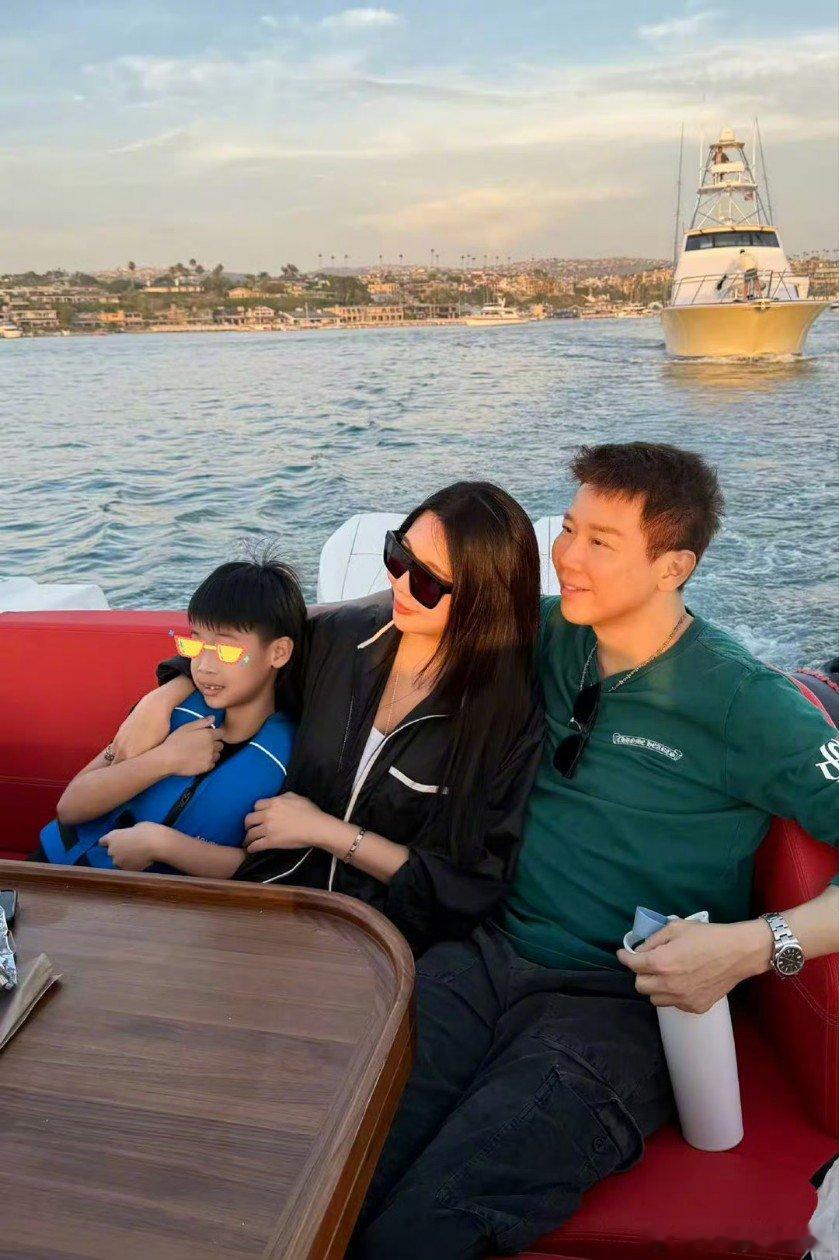 江佩蓉比陶喆小17岁陶喆结婚12年了 陶喆与江佩蓉2014年成婚，已经结婚有12