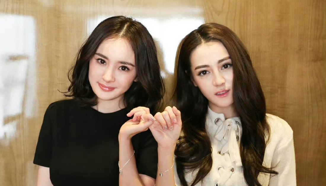 杨幂很轻易想到迪丽热巴，这样的友谊也是让人非常羡慕的，谁懂？ ​​​