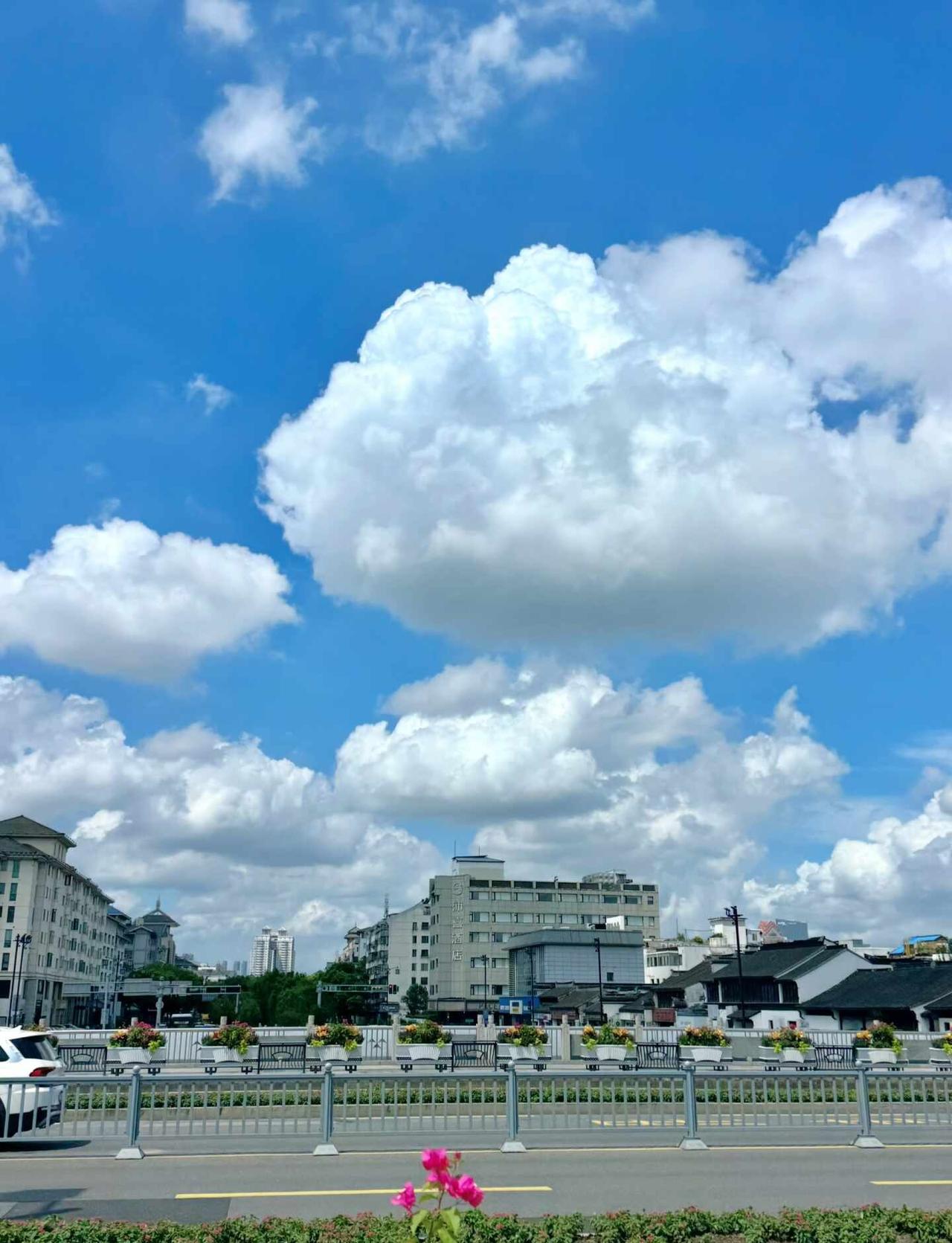 苏州今天的漫画云好美！！！☁️8.20
抬头看天！蓝天白云好美！！！！☁️
📷