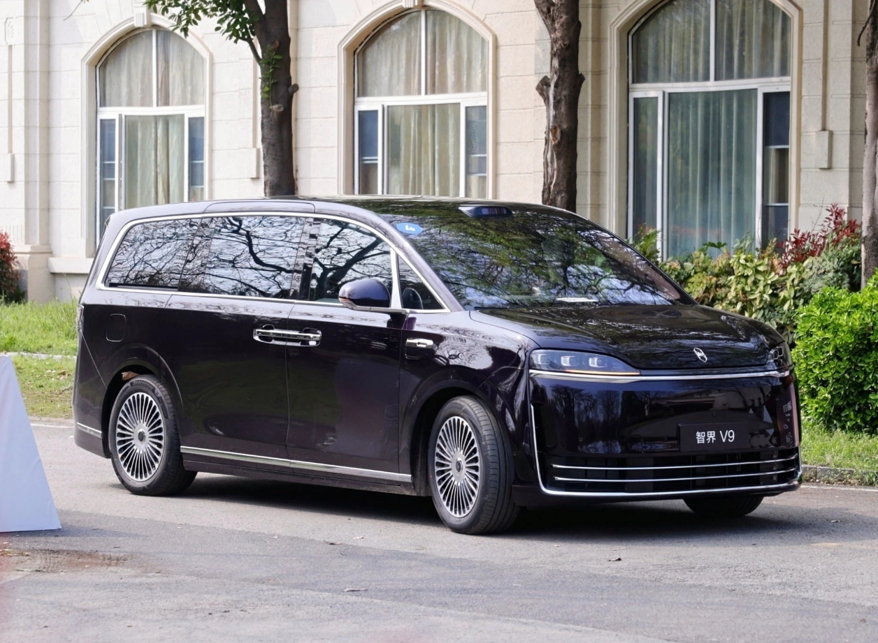 智界V9定位50万级，这个级别目前有极氪009、理想MEGA，市场空间不是很大，