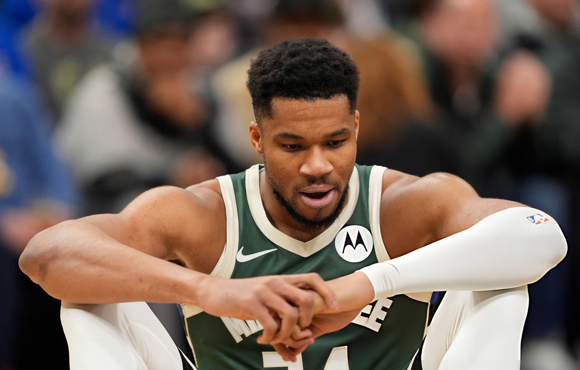 字母和雄鹿关于是否赛季报销的分歧升级到球员工会也参与进来了，今天球员工会发布声明