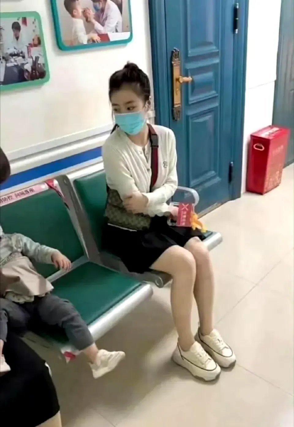 这个小姐姐有一点点像虞书欣，光被美貌吸引了，才发现她的手…… ​​​