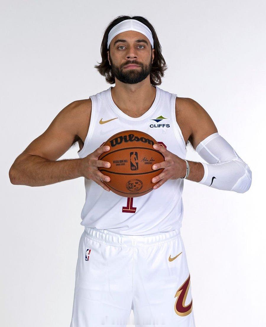 据Brett Siegel报道，骑士队已经讨论过交易马克斯·斯特鲁斯“在骑士队得