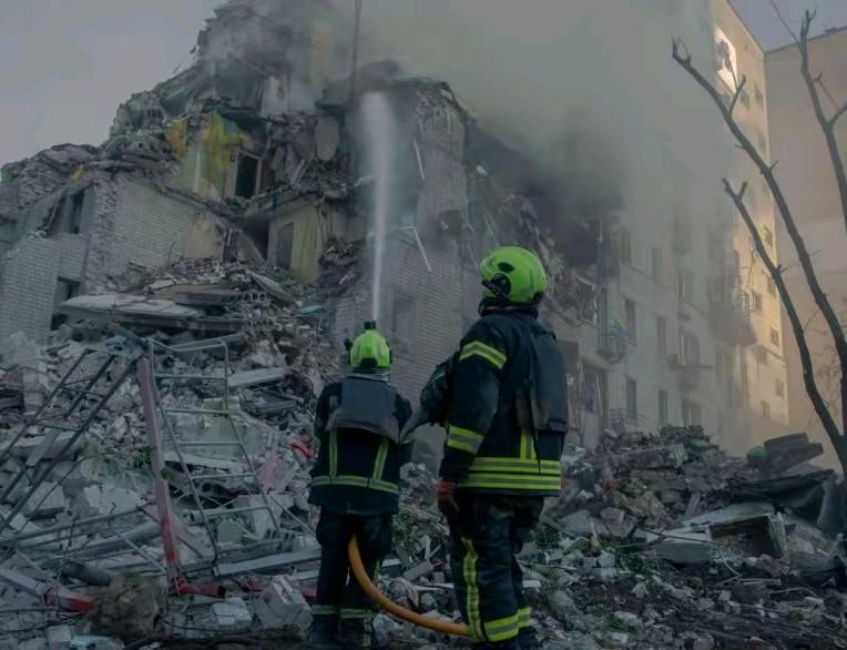 泽连斯基视察了爆炸现场后表示，乌克兰“肯定”会对周三晚至周四俄罗斯对基辅的大规模