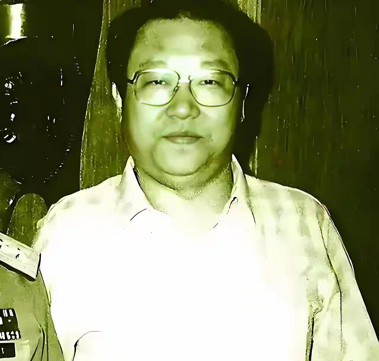 2015年10月，广州白云机场，李志豪走下飞机，没讲话，只朝接机的人敬了个礼，低