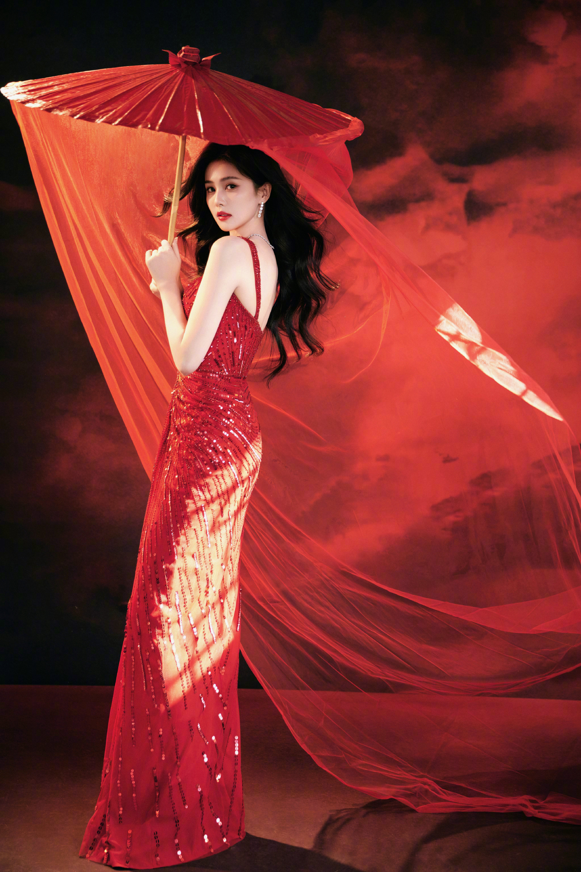 白鹿新春造型大片，身穿Jenny Packham红色亮片吊带长裙，佩戴DeBee