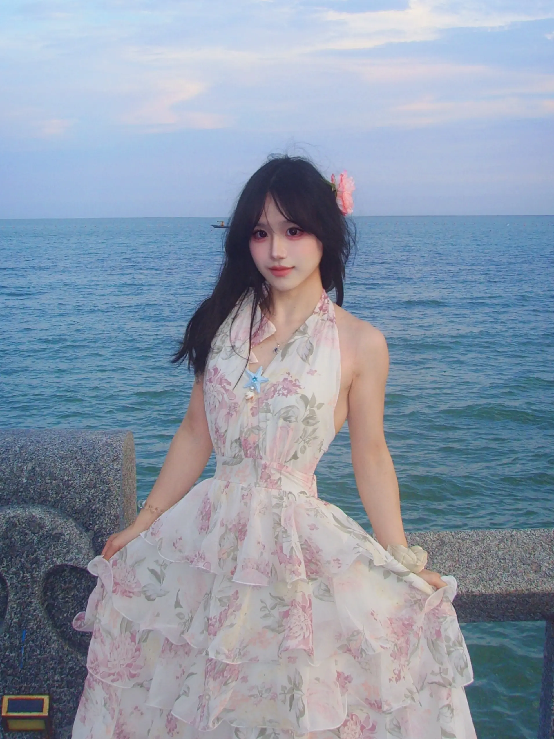 老娘与海（正面一般背面绝了？）穿上裙子当然可以看出肌肉啦，毕竟是露背裙...