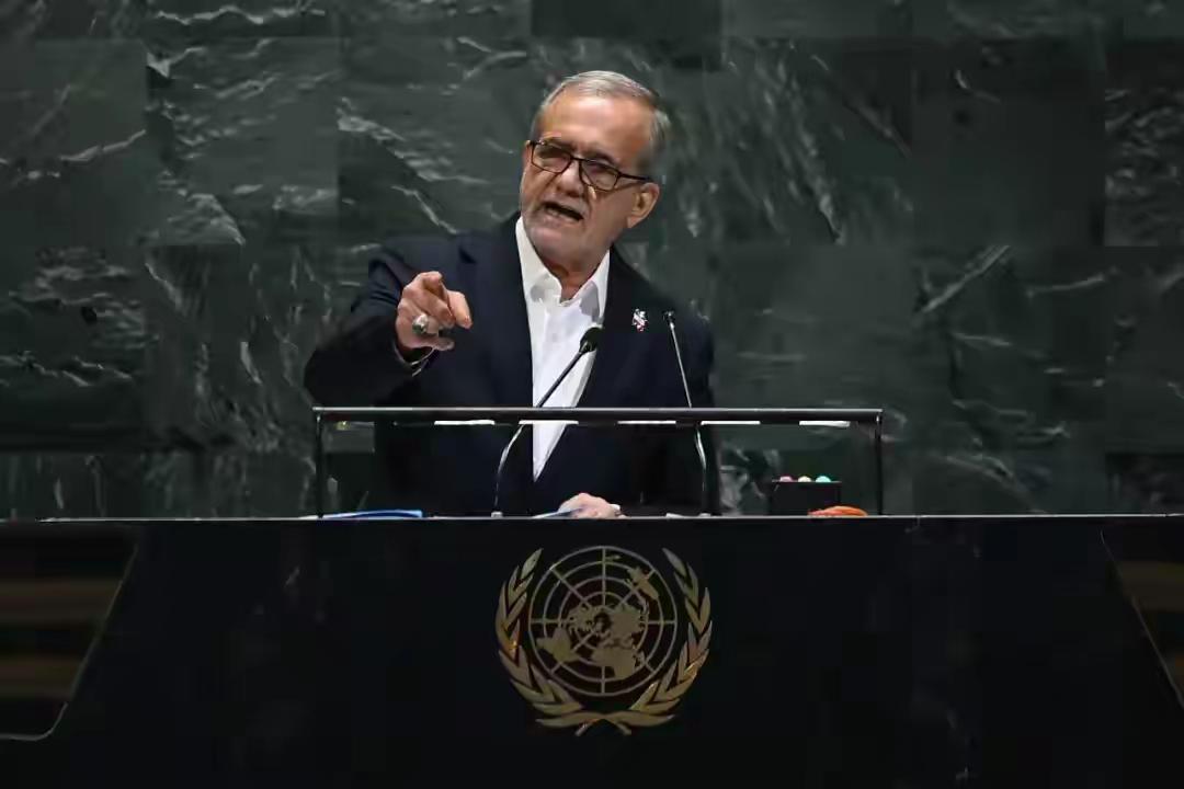 伊朗这个国家的政权结构很有特点，以神权为主导，最高领袖是国家与宗教的最高权威，是