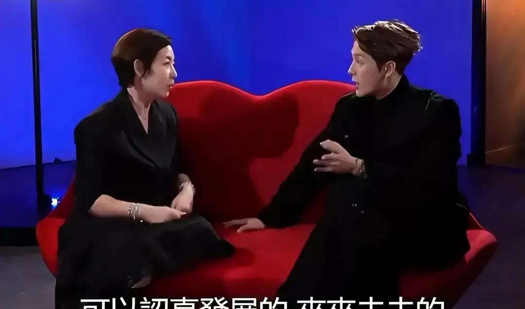 王嘉尔在节目花絮里一句“自己解决”把微博直接点爆。
三月二十八号热搜第七，两亿阅