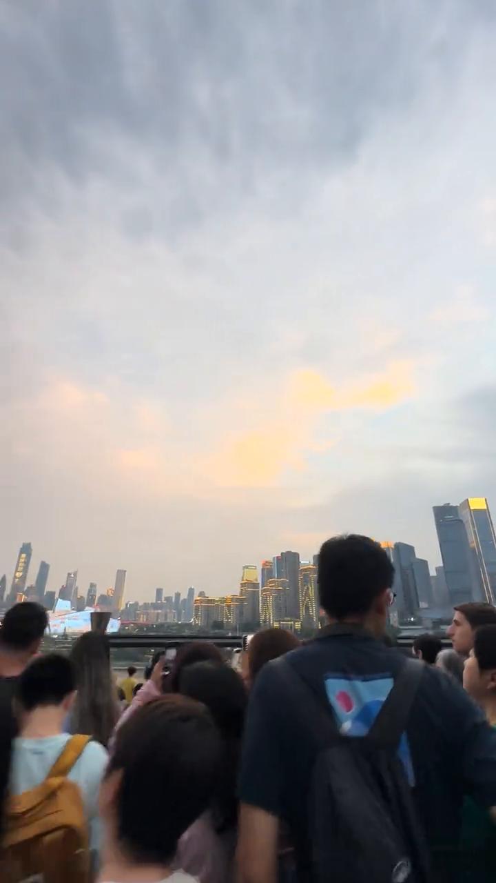 今晚重庆无人机表演不下雨。今天星期六，最近重庆雨水好多，今天居然有晚霞。好多人准
