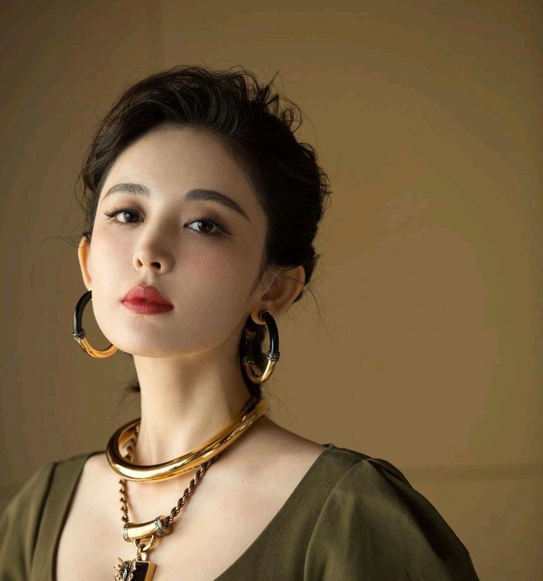娜扎一直在挪位置娜扎在节目里不停挪位置的模样实在太可爱了！她没有半分局促拘谨，反