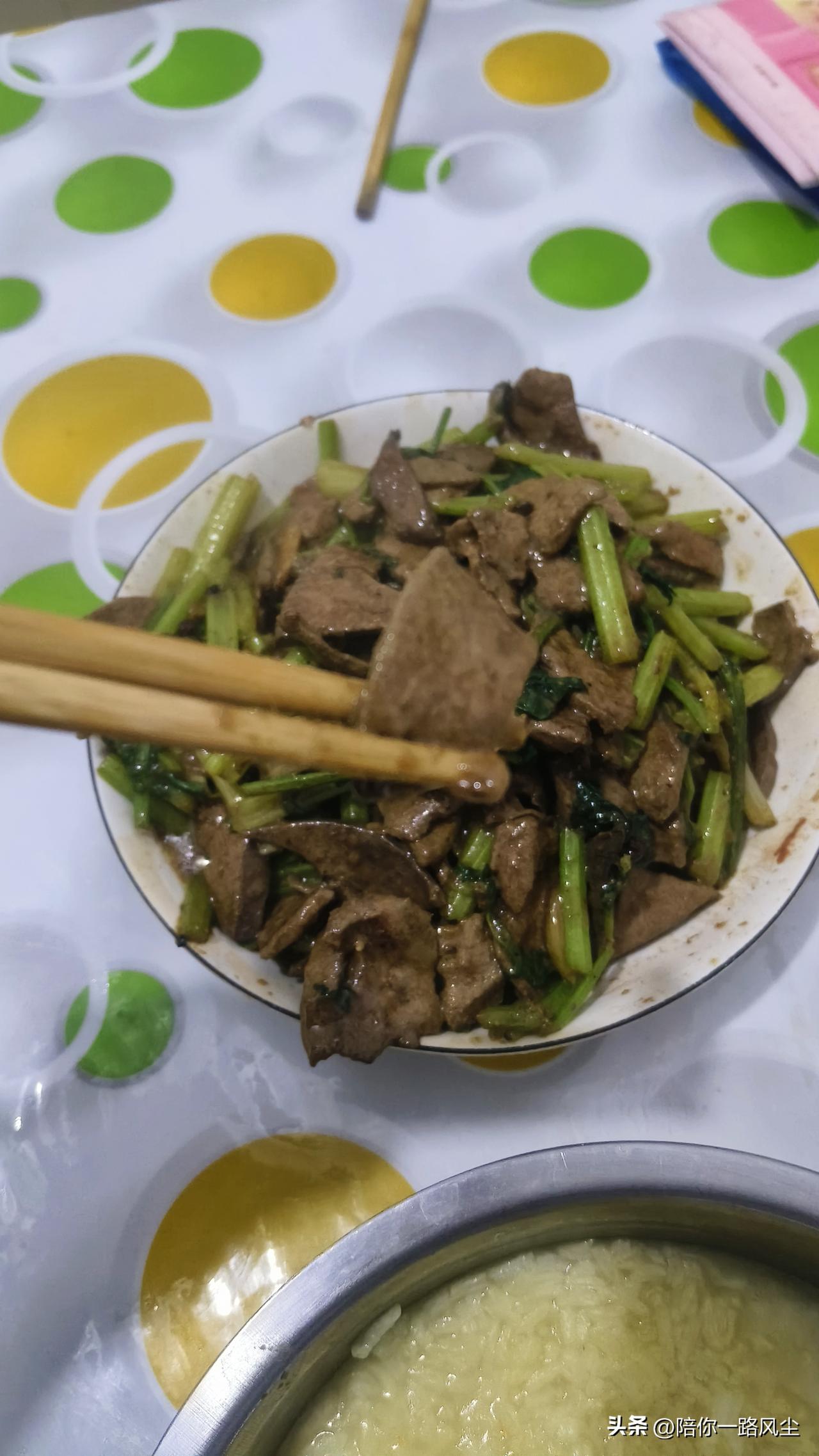 家常爆炒猪肝老做不好，终于找到方法了！原来不是火候不够，而是程序上出错了。

