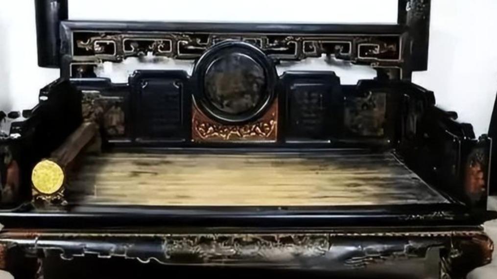 2001年，张涵予20万买了一张罗汉床，好友马未都来家里赏玩，没想到他一看见这床