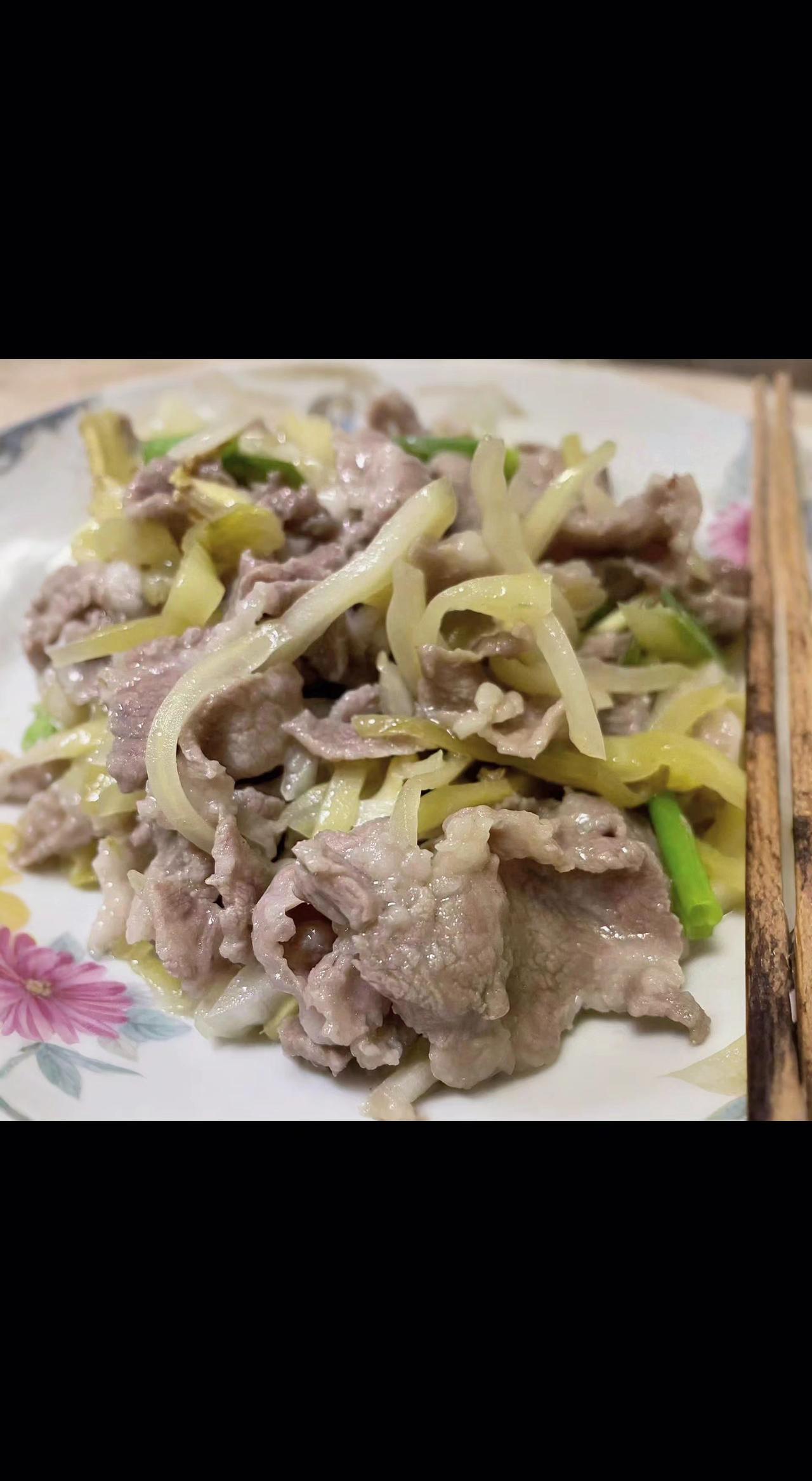 🍚肉丝嫩得像云朵，榨菜脆成春日惊雷⚡。一碗下肚，平凡日子也闪着光✨。