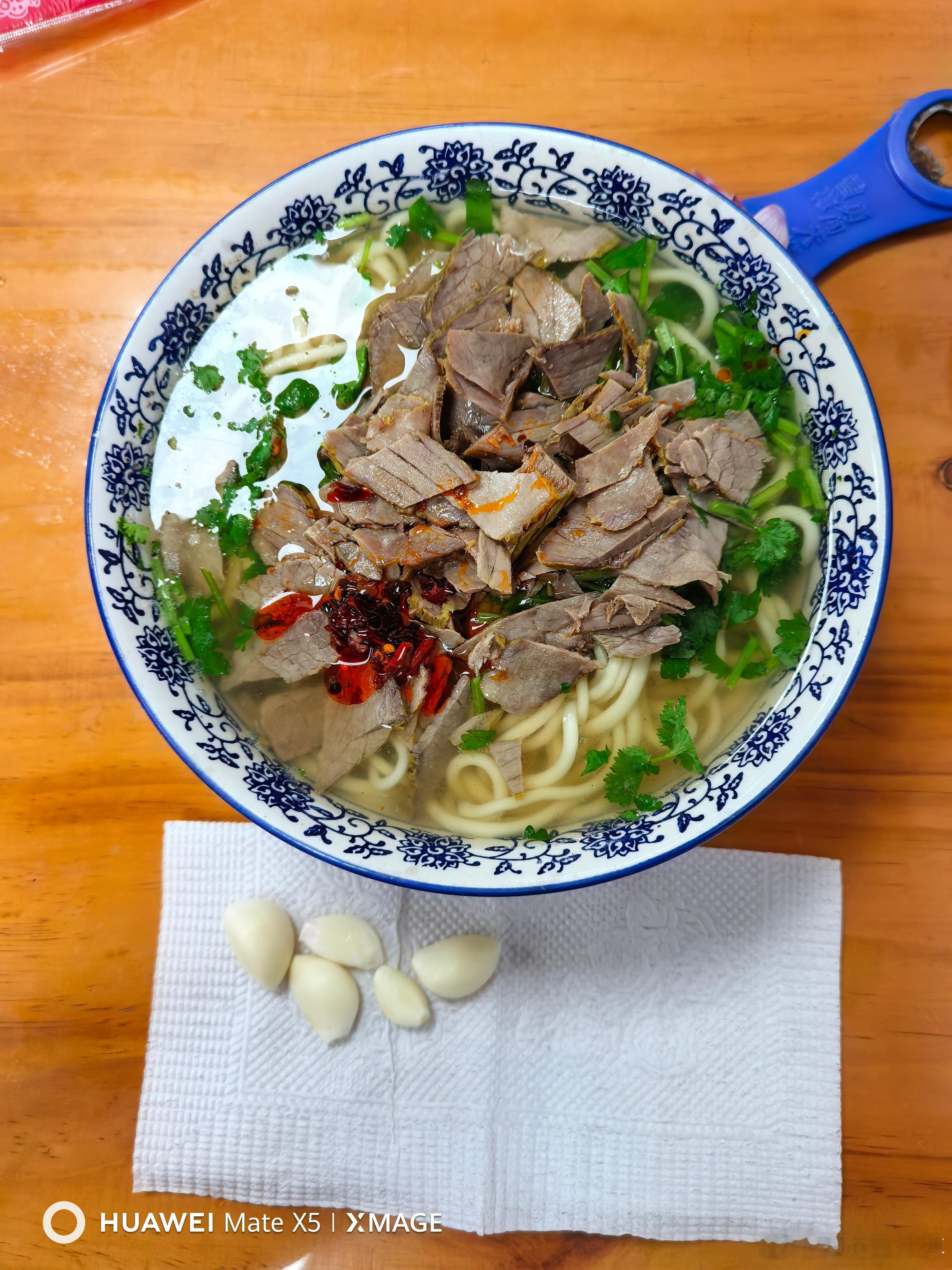 喝完宿醉之后，都得靠这一碗回魂面。透一透最佳的还得是青岛四厂的水啤[求饶] ​​
