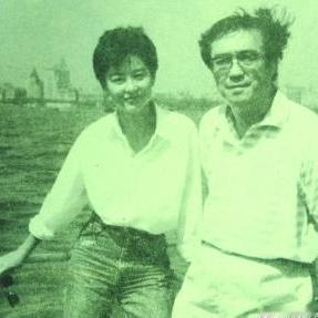 谢晋和林青霞，一张罕见的合影，这张合影拍摄于1988年7月的上海黄浦江上，照片里