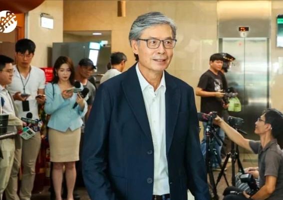金傅聪道歉了。
5月27日，金溥聪在接受资深媒体人赵少康专访时，把马英九和周美青