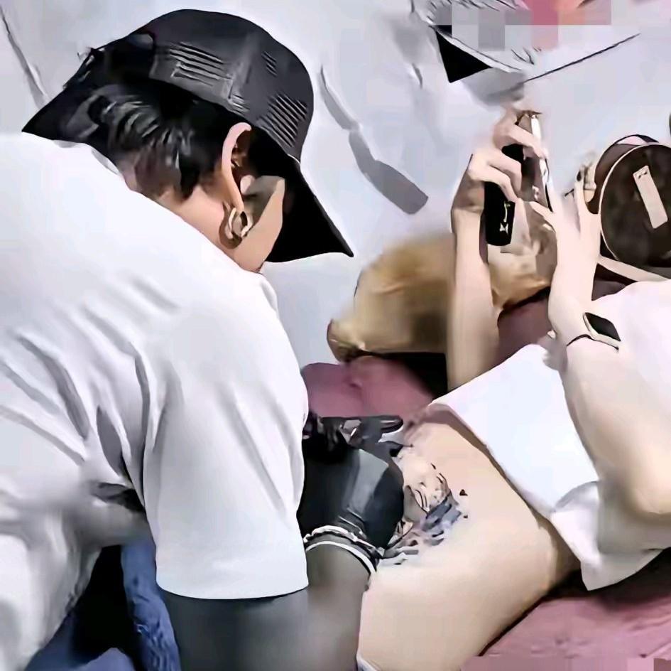 现在的女孩究竟是心大还是中性化
这位女孩躺在沙发纹肚子，
露出了白花花的大肚皮，