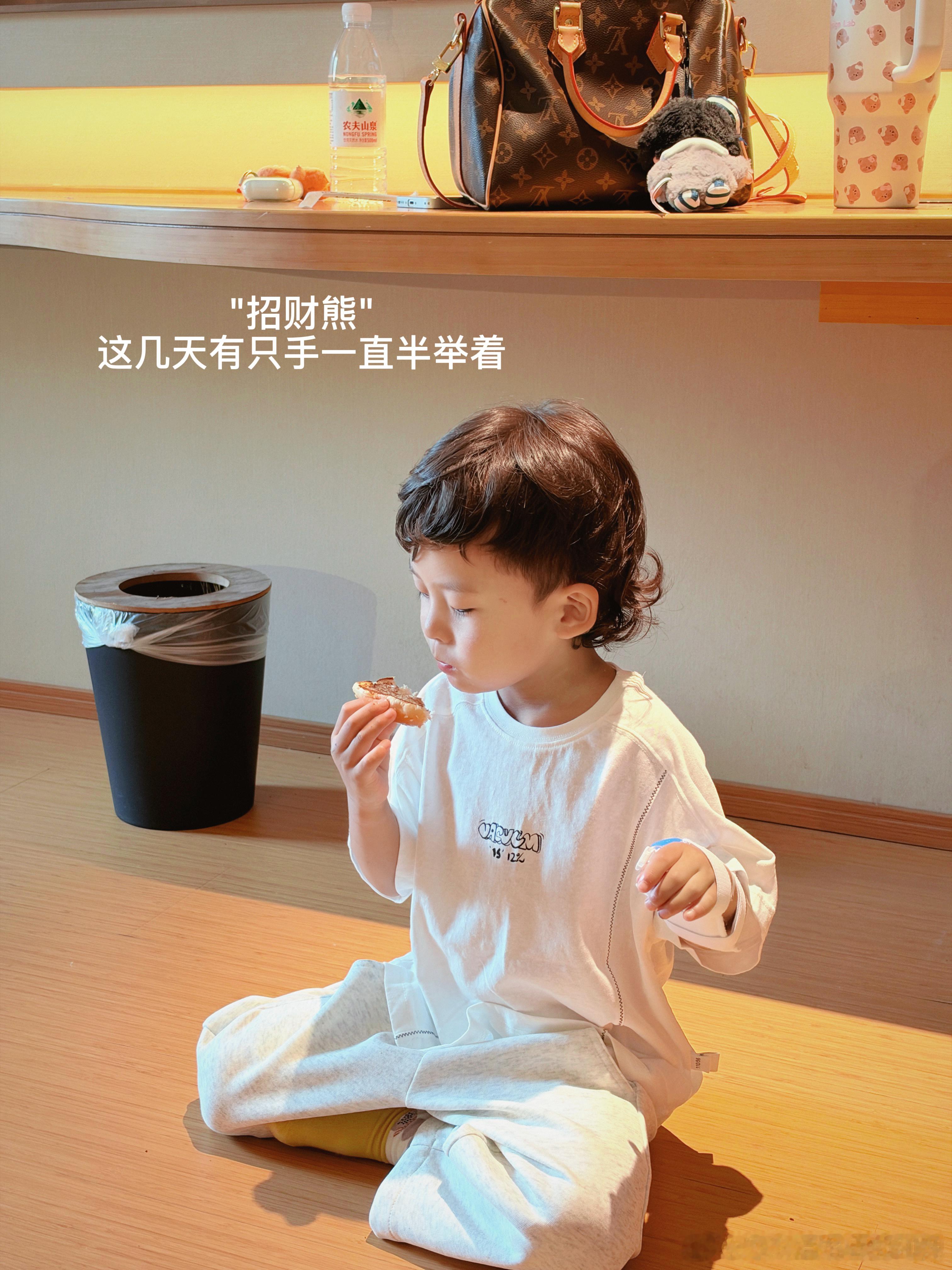 风吹落叶。小熊:"树叶在一起跑步呀！" ​​​