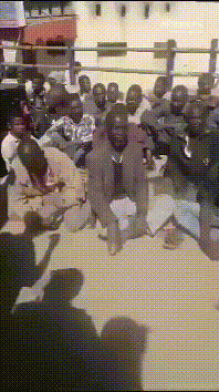 苏丹的阿拉伯民兵，用最原始、最血腥的战斗模式，把黑人部落民，像牲口一样赶到一个地