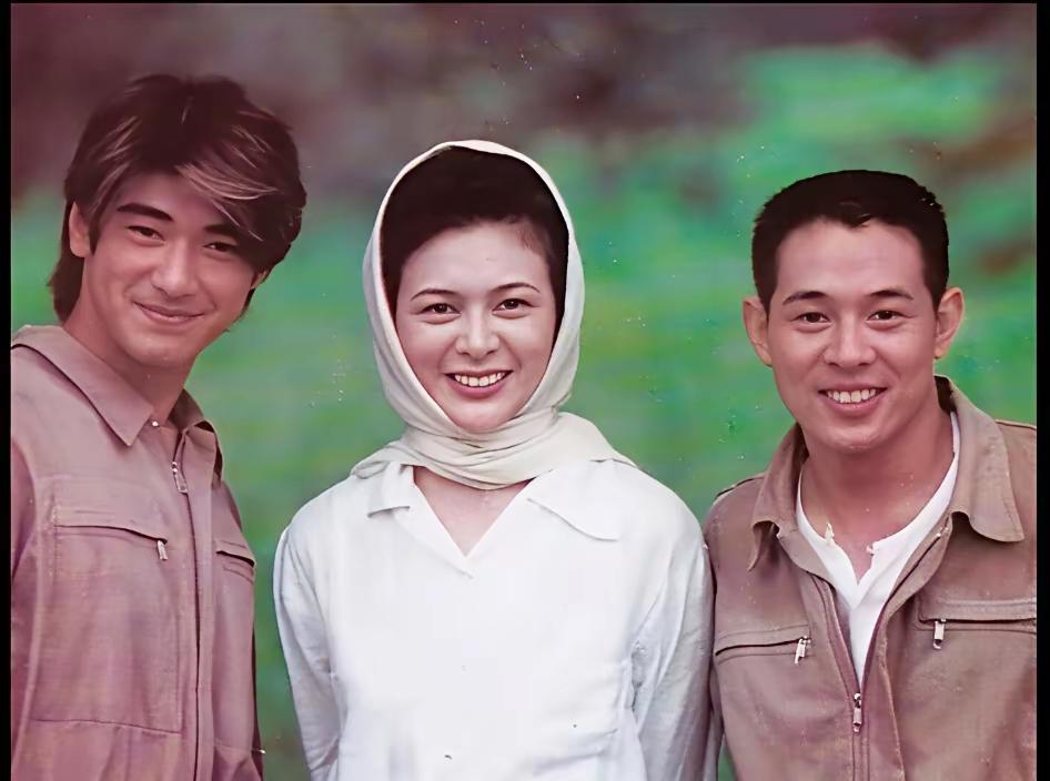三个人一起拍照，背景是绿色的。1995年一张珍贵的合影。都认识吗？这是哪部电影？
