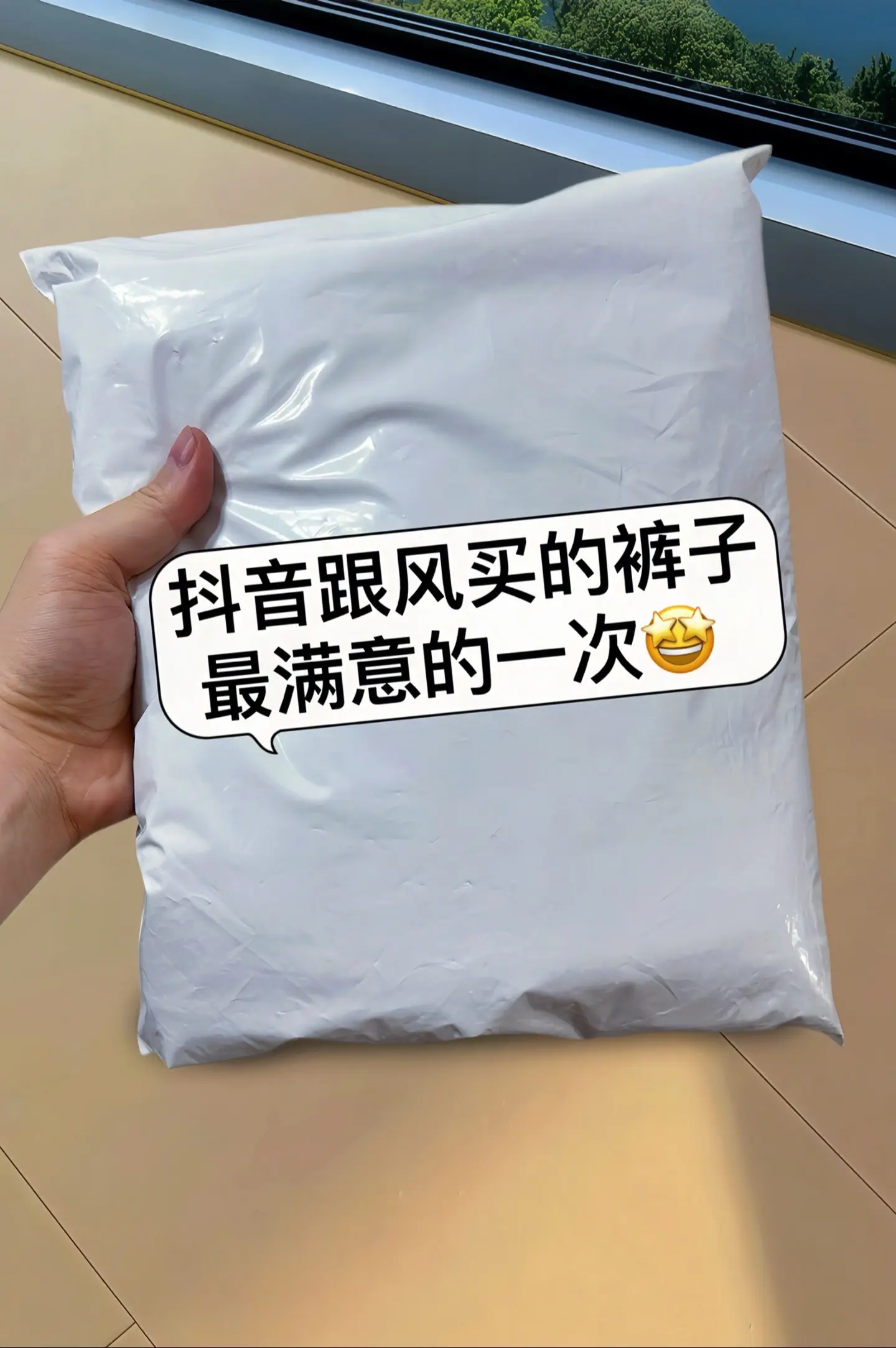 春日氛围感拉满的阔腿神裤来啦！这条复古风牛仔裤，高腰设计，一提一拉，小...