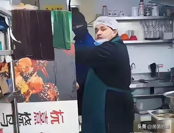 这可能是2026年最荒诞的餐饮新闻：一家连老板都是黑户的餐厅，居然能火到让大学生