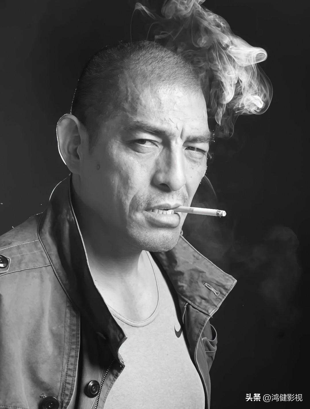 大家还记得这位男演员吗？
他今年57岁，土生土长的浙江人，他185cm的个头，看