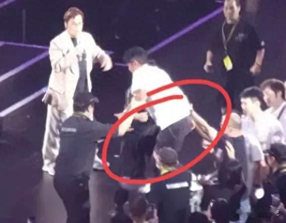 谭咏麟意外拉上李克勤！无耳机合唱封神红馆，经典彩蛋