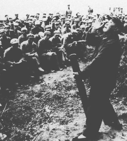军委炮兵副司令员赵章成在红军时期就被誉为“神炮手”，在长期的革命斗争中，创造了一